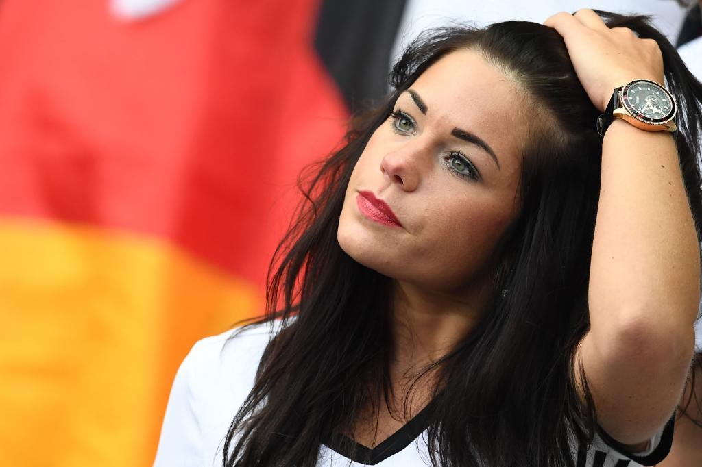 A Germany supporter waits for the start of the Euro 2016 group C football match between Germany and Poland at the Stade de France stadium in Saint-Denis near Paris on June 16, 2016. / AFP PHOTO / FRANCK FIFE