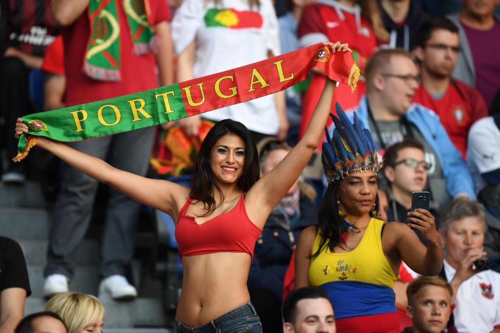 A Portugal fan holds a scarf before the Euro 2016 group F football match between Portugal and Austria at the Parc des Princes in Paris on June 18, 2016. / AFP PHOTO / FRANCISCO LEONG